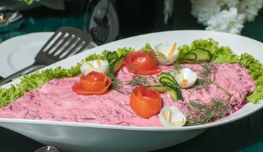 Sałatka śledziowa pod pierzynką z buraków. Klasyczna przekąska na wigilię