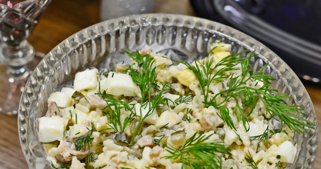 Sałatka śledziowa to przekąska, którą można podać przy każdej okazji /enigmaart /123RF/PICSEL