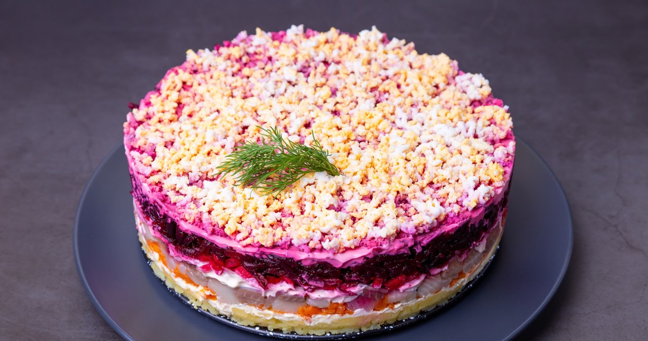 Sałatka śledziowa z burakami i jajkami przypomina inny smakołyk, czyli śledzie pod pierzynką /tashalyubina /123RF/PICSEL