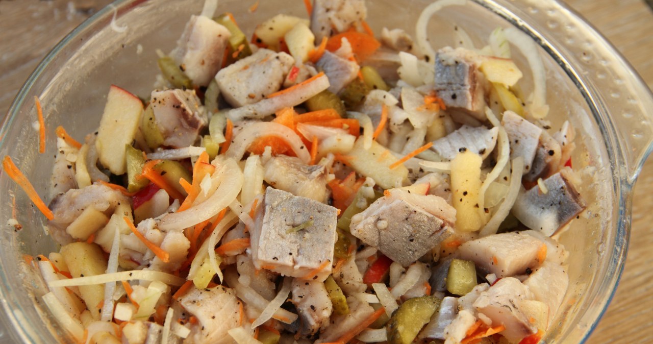 Sałatka śledziowa z jabłkiem to specjał, która zadowoli miłośników tradycyjnych smaków /sbmh765 /123RF/PICSEL