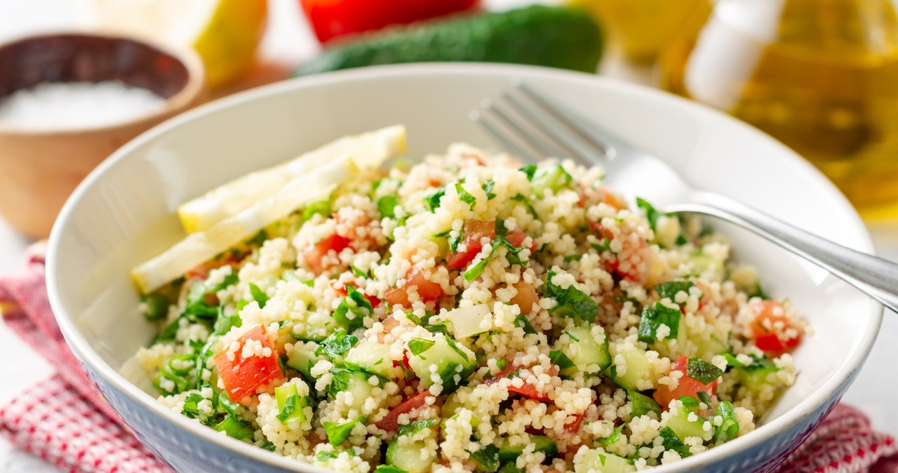 Sałatka tabbouleh uchodzi za jedną z najzdrowszych sałatek na świecie. Oto z czego się składa /123RF/PICSEL