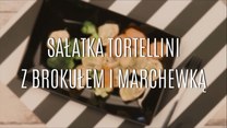 Sałatka tortellini z brokułem i marchewką