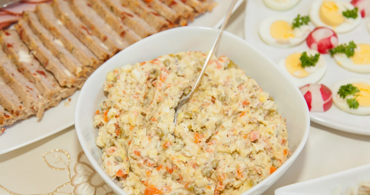 Sałatka warzywną warto wzbogacić o pewien sycący dodatek. /123RF/PICSEL