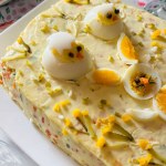 sałatka jarzynowa Sałatka wielkanocna w formie tortu. Nawet najmłodsi zjedzą ze smakiem