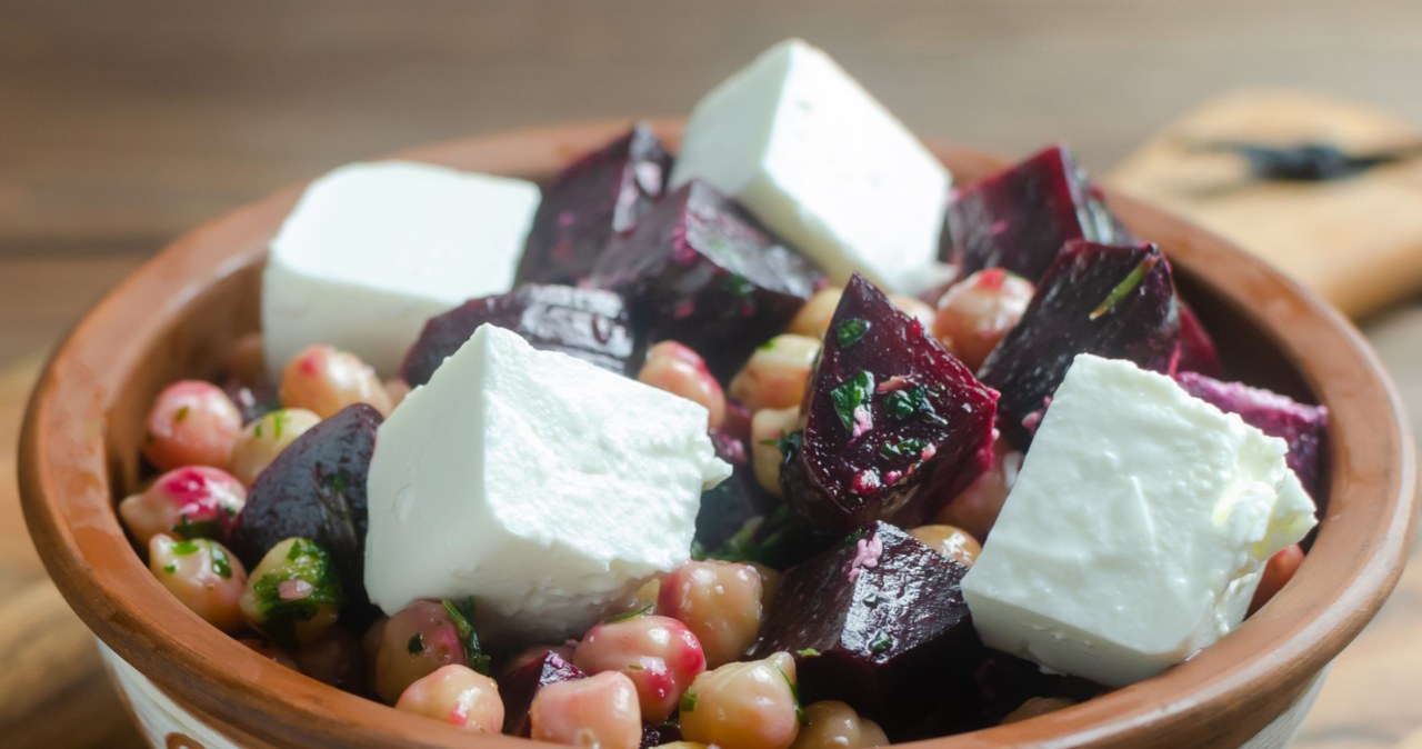 Sałatka z burakiem to świetny pomysł na zdrowy posiłek /alkarnasia /123RF/PICSEL