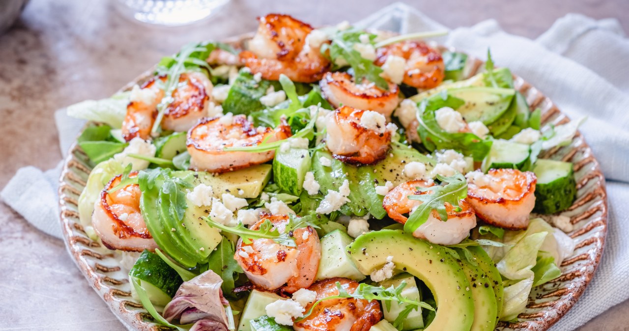 Sałatka z dodatkiem krewetek i awokado to samo zdrowie, a w dodatku smakuje przepysznie /azurita /123RF/PICSEL