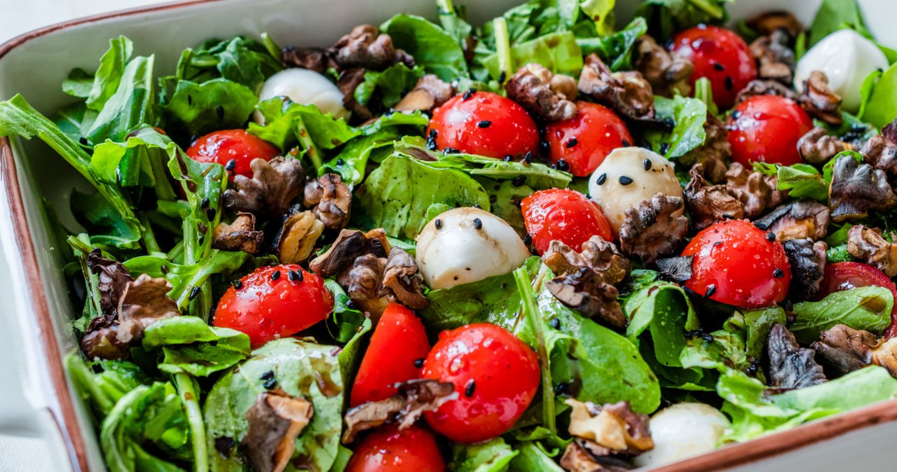 Sałatka z dodatkiem tej przyprawy będzie mieć wyrazisty smak /alpaksoy /123RF/PICSEL