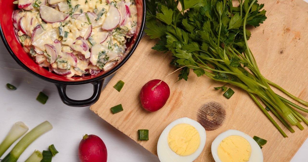 Sałatka z jajek i rzodkiewki to rarytas na świątecznym stole. Mam przepis od sąsiadki. /olenaseiryk /Pixel