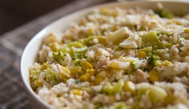 Sałatka z kalafiora w wersji fit. Dostarcza białka i błonnika, pomaga zrzucić niechciany tłuszczyk