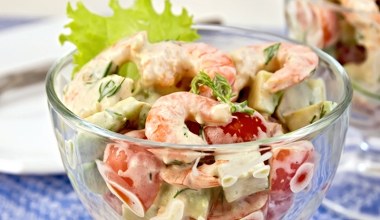 Sałatka z krewetkami, awokado i sosem jogurtowo-miodowym. Pomysł na zdrowy lunch lub kolację 