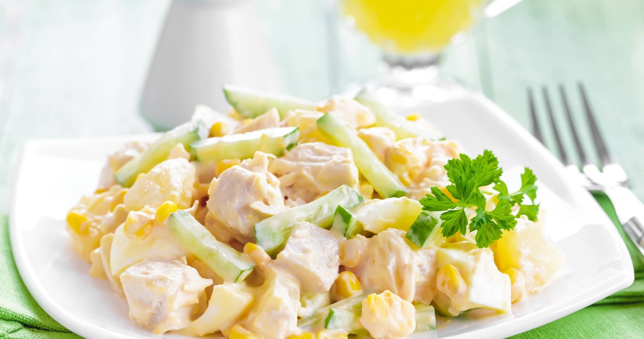 Sałatka z kurczakiem i ananasem świetnie sprawdzi się na sylwestra /yelenayemchuk /123RF/PICSEL