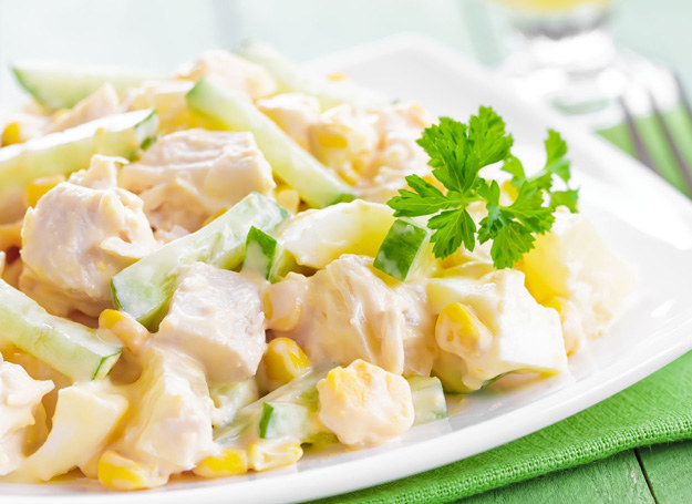 Sałatka z kurczakiem i ananasem /123RF/PICSEL