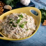 Sałatka z orzechami włoskimi. Zrobisz na świętach, powtórzysz na sylwestra, bo rodzina będzie prosić