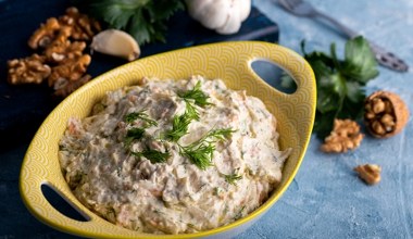 Sałatka z orzechami włoskimi. Zrobisz na świętach, powtórzysz na sylwestra, bo rodzina będzie prosić