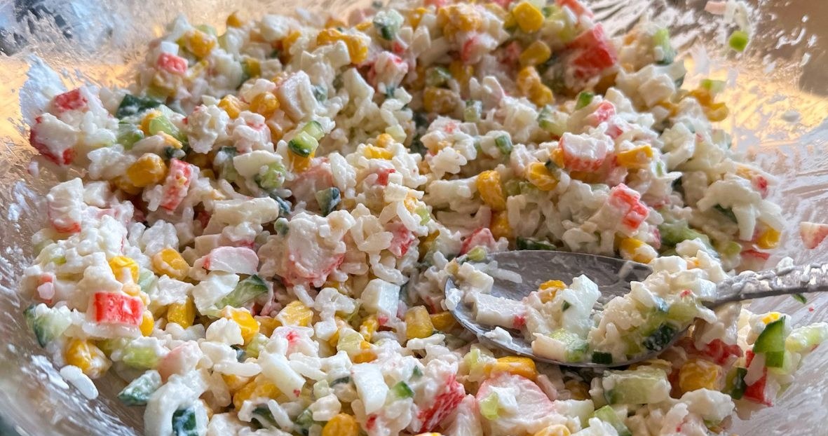 Sałatka z paluszkami surimi świetnie sprawdzi się na przyjęciu /satura86 /123RF/PICSEL
