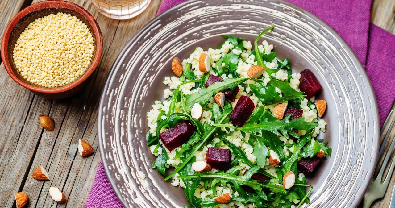 Sałatka z prosem jest sycąca, lekka i zawiera mnóstwo witamin /123RF/PICSEL