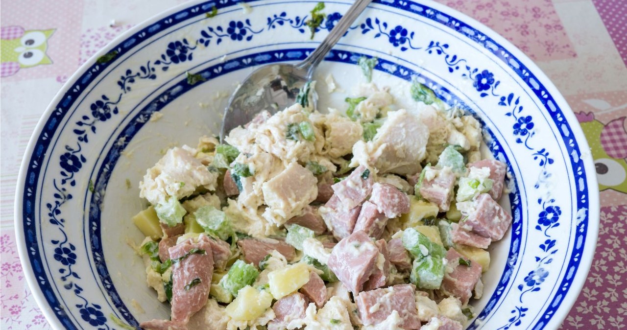 Sałatka z szynką i awokado dostarcza organizmowi białka i zdrowych kwasów tłuszczowych /mashiro2004 /Canva Pro