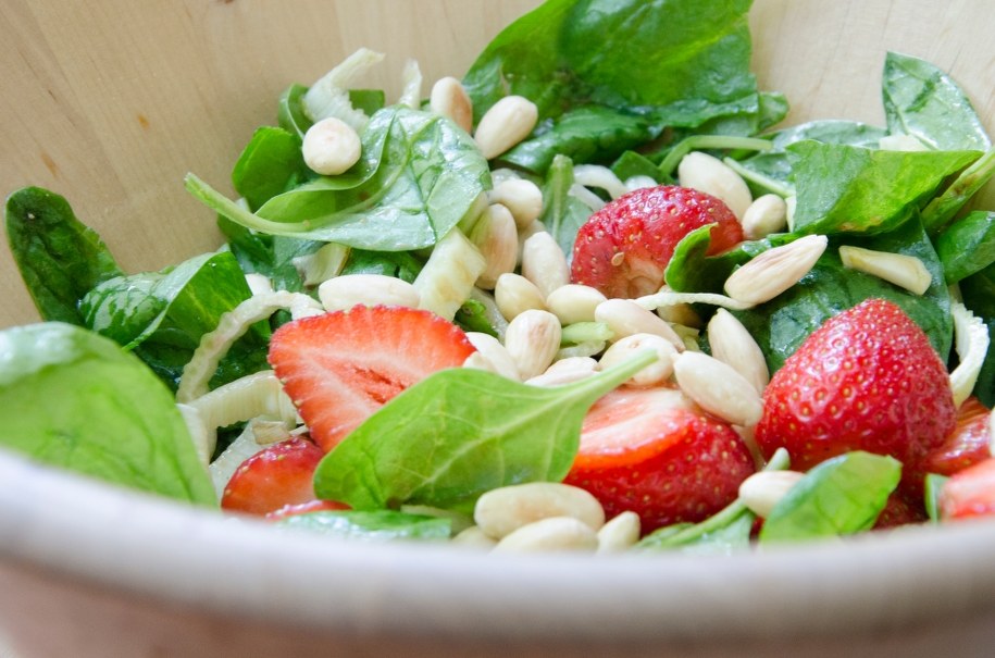 Sałatka z truskawkami /Malwina Zaborowska /RMF FM