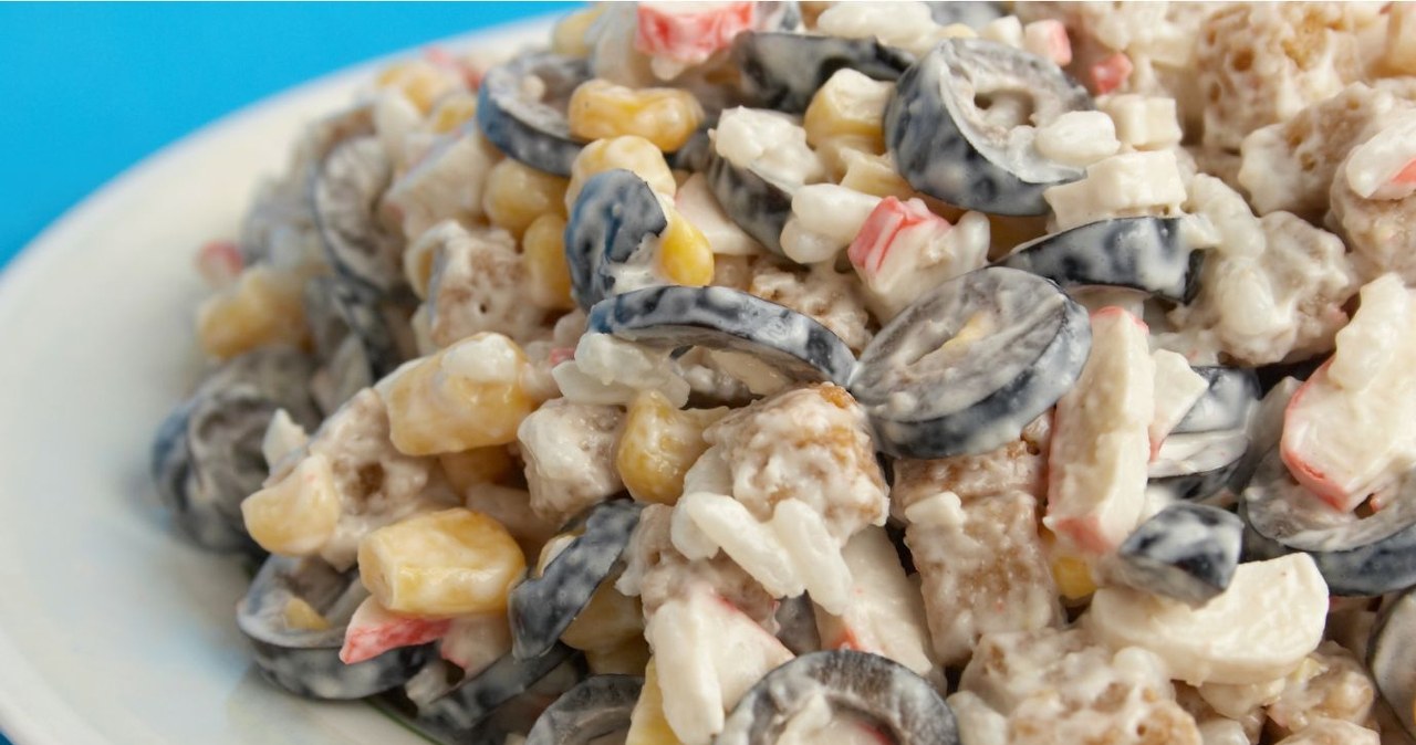 Sałatka z tuńczykiem i oliwkami to również sycąca przystawka na imprezę /galamik /Canva Pro