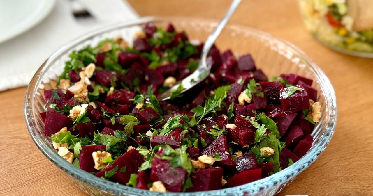 Sałatka z ugotowanych buraków to pomysł na zdrową przekąskę /alpaksoy /123RF/PICSEL