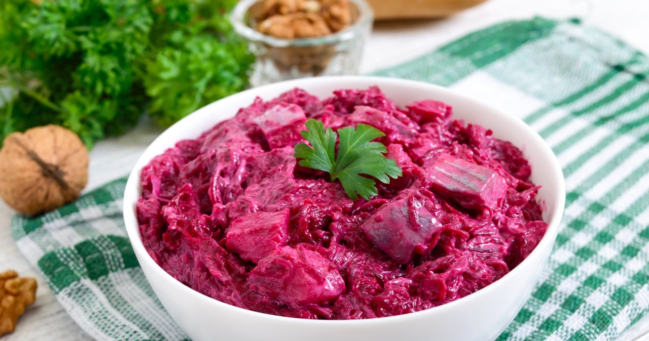 Sałatka ze śledzi na święta. Każdego zachwyci swoim smakiem