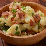 Sałatka ziemniaczana na grilla. Przyjemnie chrupie i ma jeszcze więcej smaku