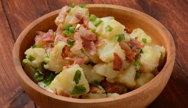 Sałatka ziemniaczana na grilla. Przyjemnie chrupie i ma jeszcze więcej smaku