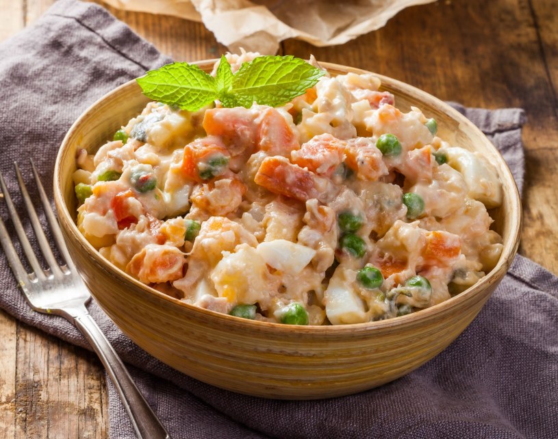 Sałatka ziemniaczana ze śliwkami - przepis Ewy Wachowicz to przebój rodzinnych spotkań