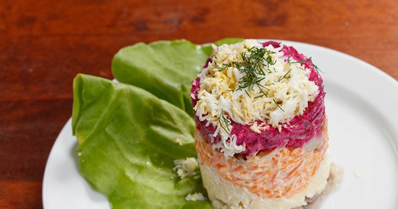 Sałatkę śledziową można przygotowywać warstwami w mniejszych porcjach, co idealnie sprawdzi się jako efektowny poczęstunek dla gości /123RF/PICSEL