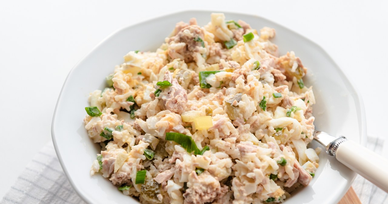 Sałatkę z tuńczykiem i kukurydzą zrobisz w kilka minut. /vivoo /123RF/PICSEL