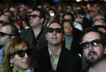Sale kinowe z projektorami 3D są wypełnione po brzegi - wszystko dzięki sukcesowi "Avatara" /AFP