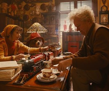 Sally Hawkins i Jim Broadbent w scenie z filmu "Paddington"