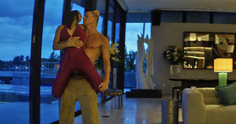 Salma Hayek i Channing Tatum w filmie "Magic Mike: Ostatni taniec" /Warner Bros /materiały prasowe