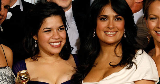 Salma Hayek (P) z odtwórczynią roli "Brzyduli Betty" - Americą Ferrerą (L) - fot. Kevin Winter /Getty Images/Flash Press Media