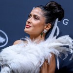 Salma Hayek Salma Hayek zachwyciła w Cannes. Biała suknia z piór skradła show