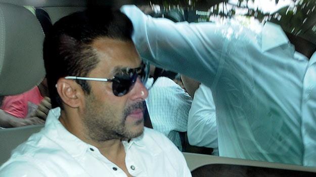 Salman Khan w drodze do sądu - fot. EPA /PAP