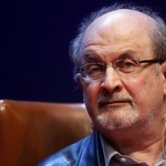 Salman Rushdie po ataku nożownika. Jego stan się poprawia
