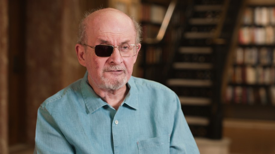 Salman Rushdie po zamachu na jego życie /materiały prasowe/materiały zewnętrzne /materiały promocyjne