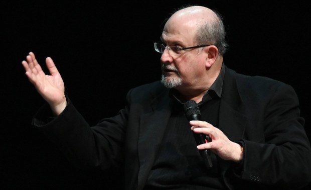 Salman Rushdie w rezultacie ataku nożownika stracił wzrok w jednym oku