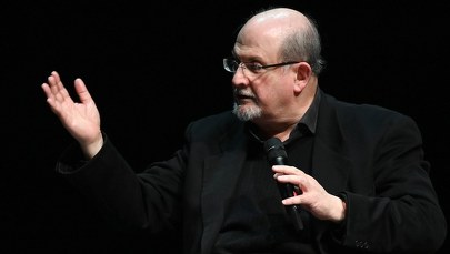 Salman Rushdie w rezultacie ataku nożownika stracił wzrok w jednym oku