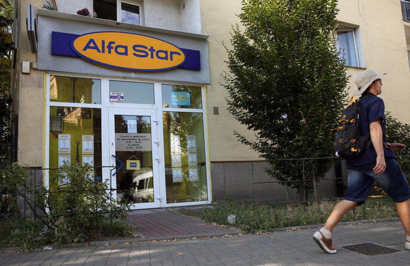 Salon firmowy biura podróży Alfa Star w Warszawie /Tomasz Gzell /PAP