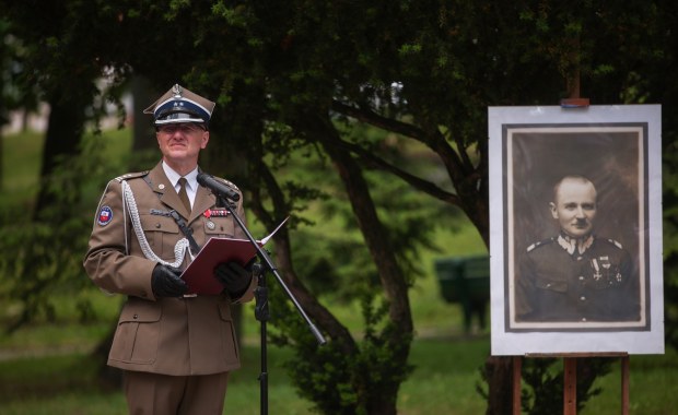 Salwa honorowa i piknik. Dąbrowa Tarnowska pamięta o swoim bohaterze