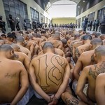 Salwador: Tysiące aresztowanych członków gangów. Trafią do "mega-więzienia"