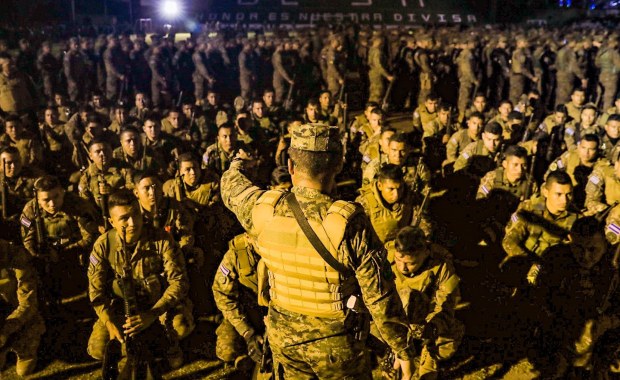 Salwador wysłał żołnierzy, by otoczyli miasto i wyłapali członków gangów