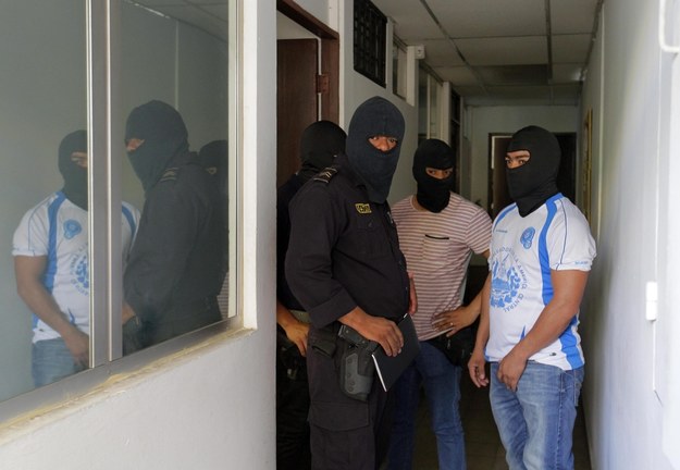 Salwadorska policja weszła do lokalnej filii panamskiej kancelarii prawnej Mossack Fonseca /OSCAR RIVERA /PAP/EPA
