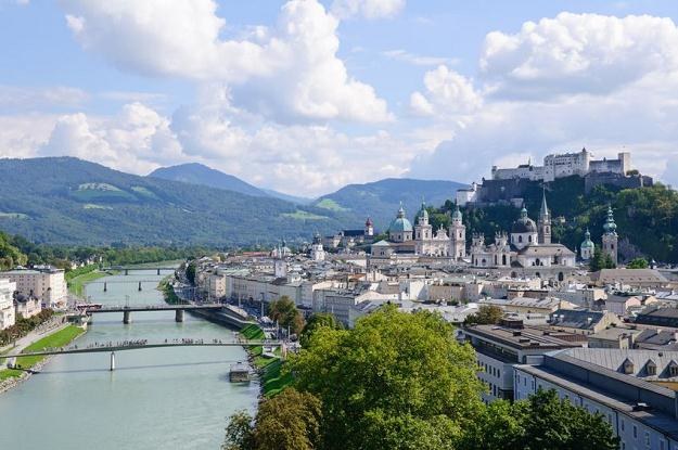 Salzburg jest jednym z najczęściej odwiedzanych przez turystów miejscowości w Austrii /123RF/PICSEL