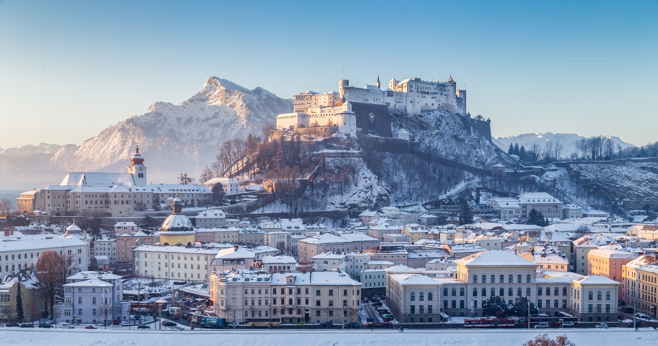 Salzburg przyciąga zimą wielu turystów. Trudno się dziwić, bo prezentuje się naprawdę efektownie. W mieście można odwiedzić między innymi Muzeum Bożego Narodzenia. /Pixel