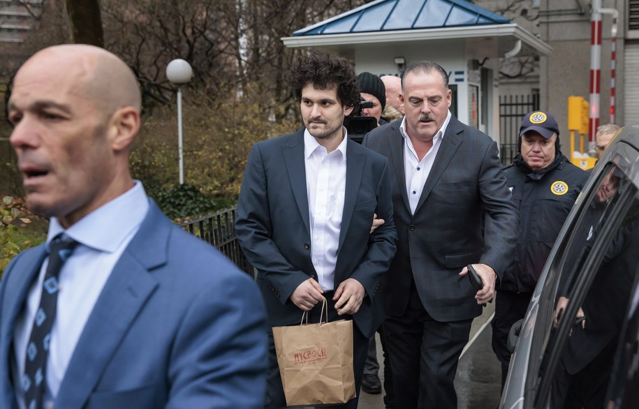 Sam Bankman-Fried prowadzony na przesłuchanie w sądzie w Nowym Jorku /JUSTIN LANE /PAP/EPA