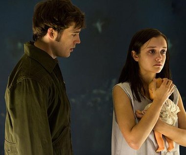 Sam Claffin i Olivia Cooke w scenie z filmu "Uśpieni"