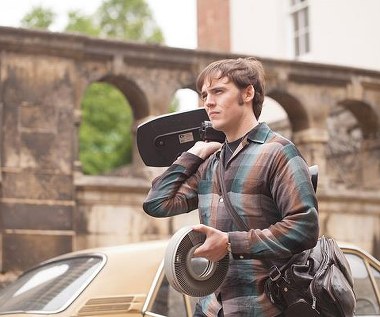 Sam Claffin w scenie z filmu "Uśpieni"